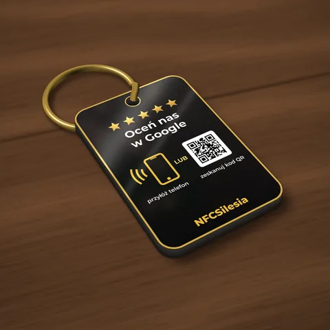 Brelok NFC + QR NFCSilesia ze złotym kółkiem na drewnianym blacie