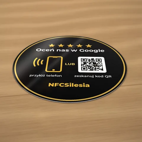Okrągła naklejka NFC + QR NFCSilesia na drewnianym blacie
